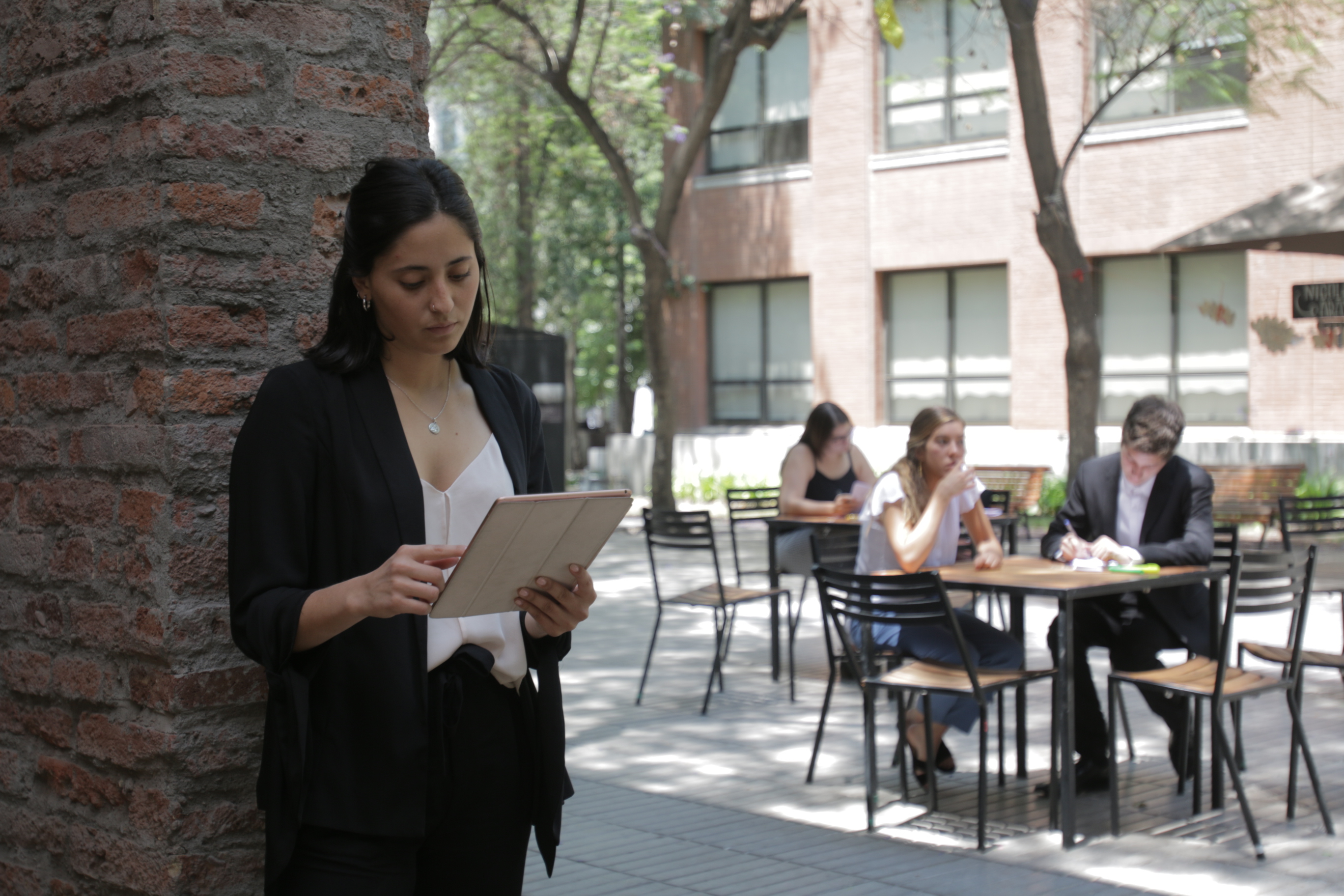 Estudiante patio derecho con tablet