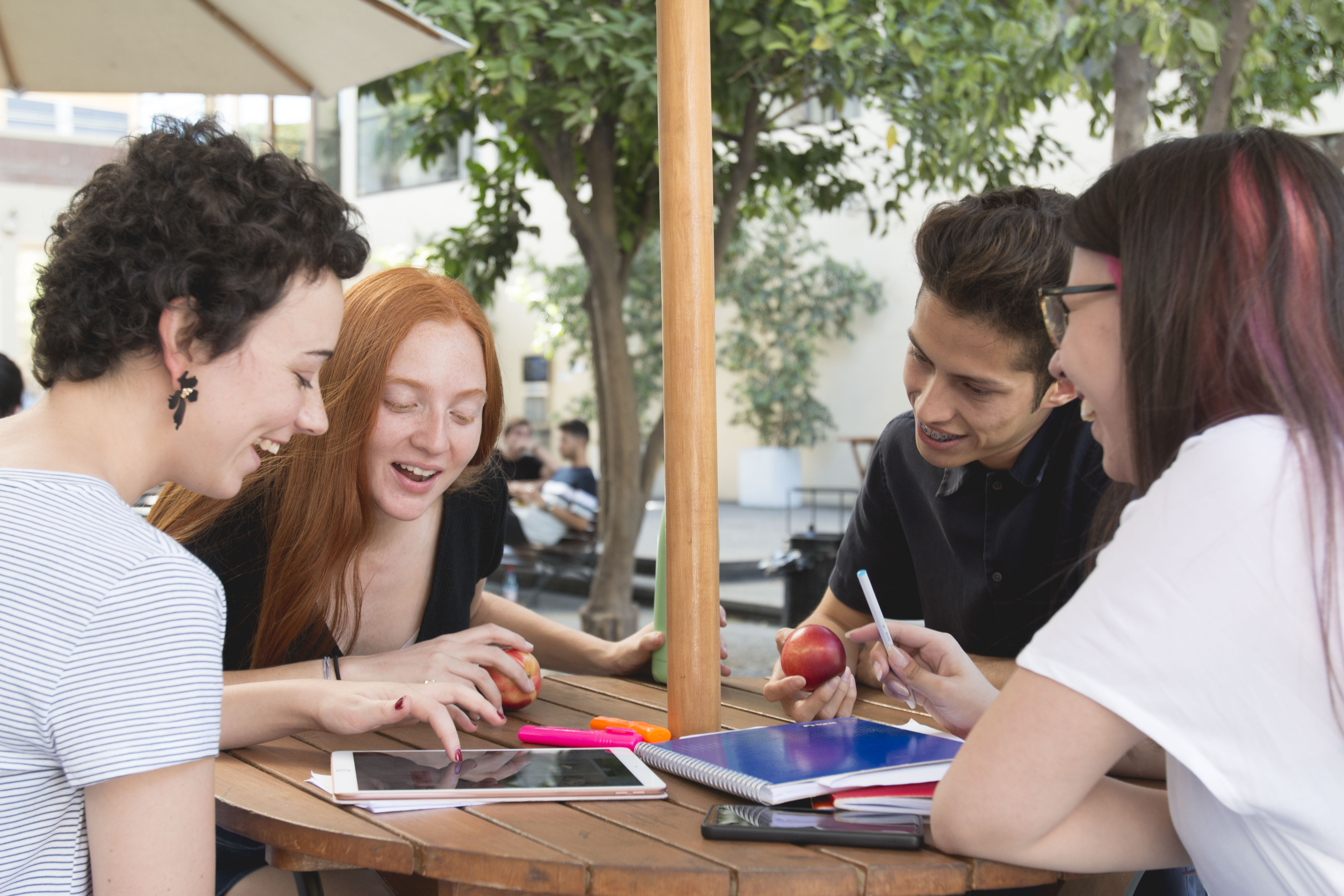 estudiantes en patio college