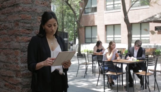 Estudiante patio derecho con tablet