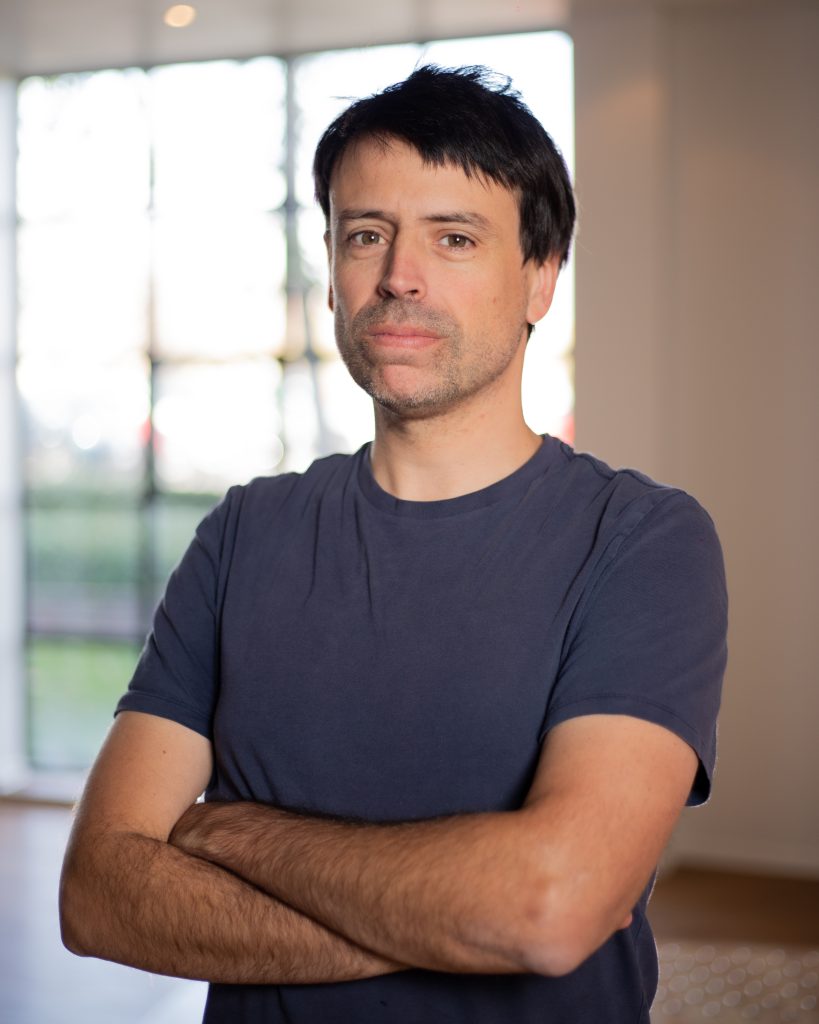 Alberto Cddou académico de College UC