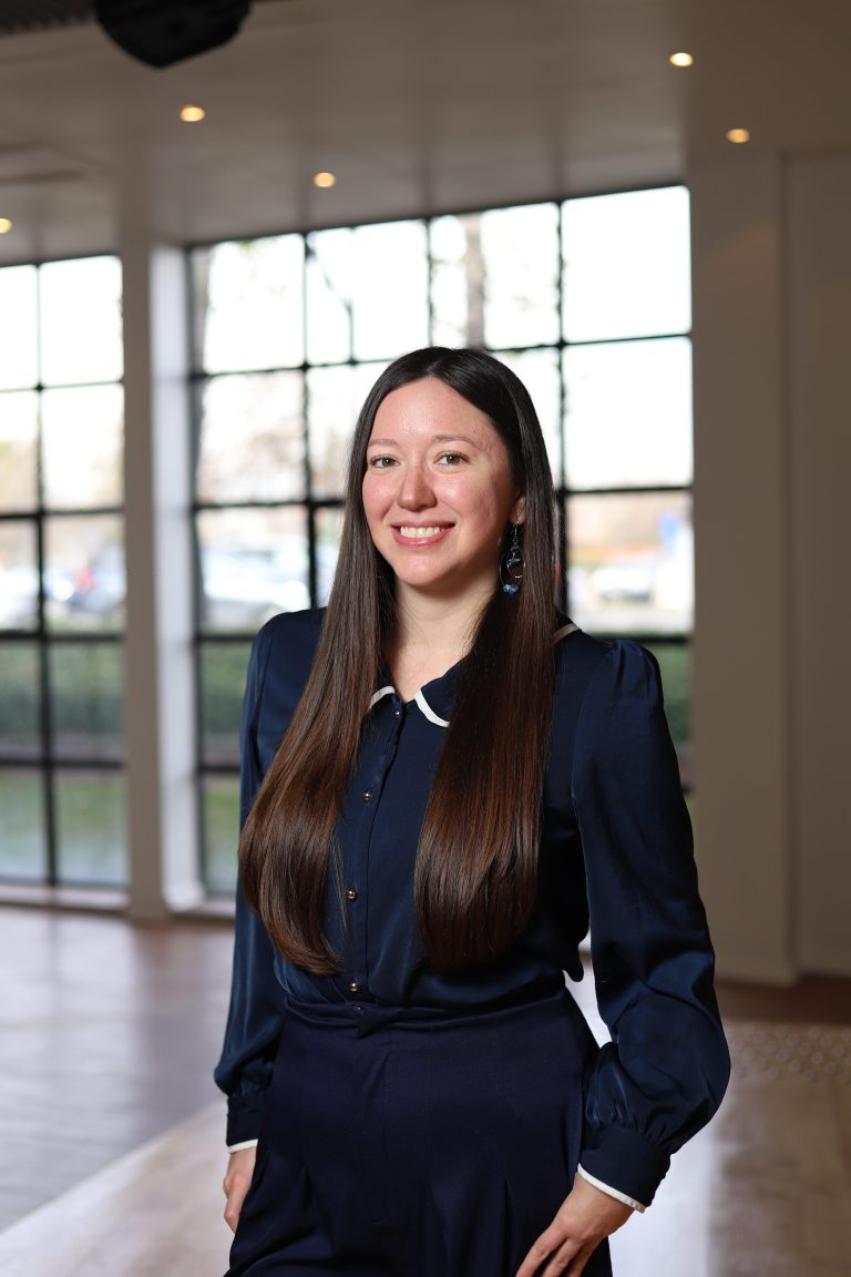Académica Daniela Luengo sonriendo.