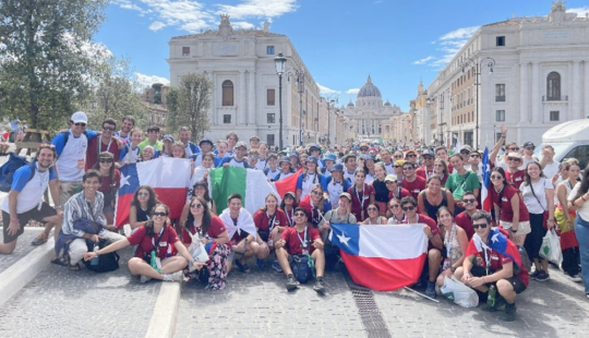 Personas celebran en plaza frente a la Basílica de San Pedro durante evento en el Vaticano.