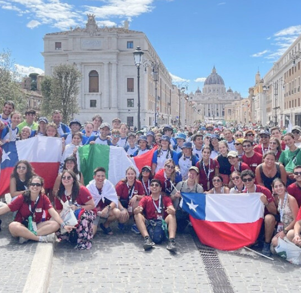 Personas celebran en plaza frente a la Basílica de San Pedro durante evento en el Vaticano.
