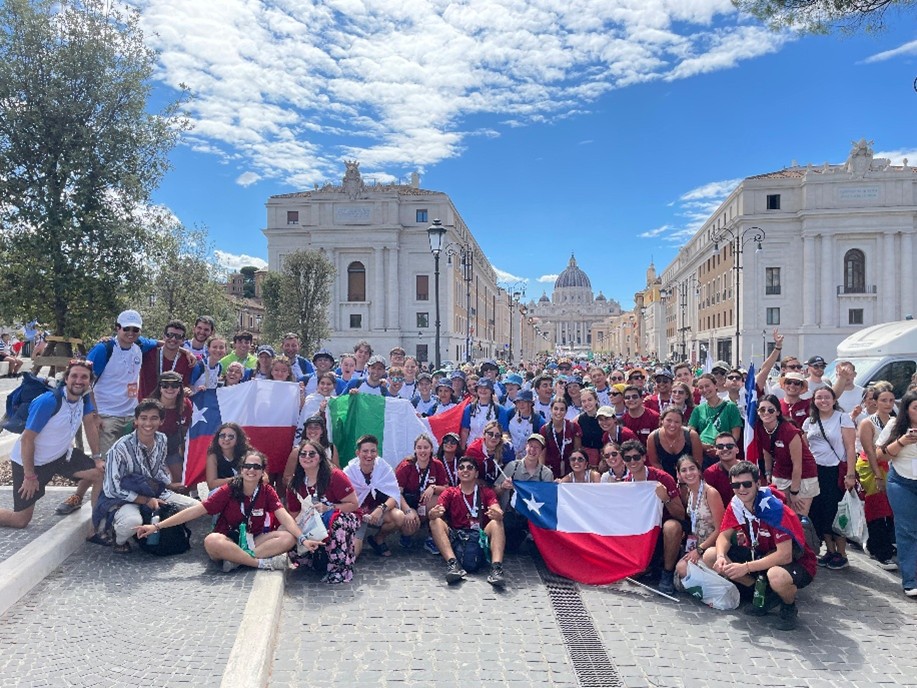 Personas celebran en plaza frente a la Basílica de San Pedro durante evento en el Vaticano.