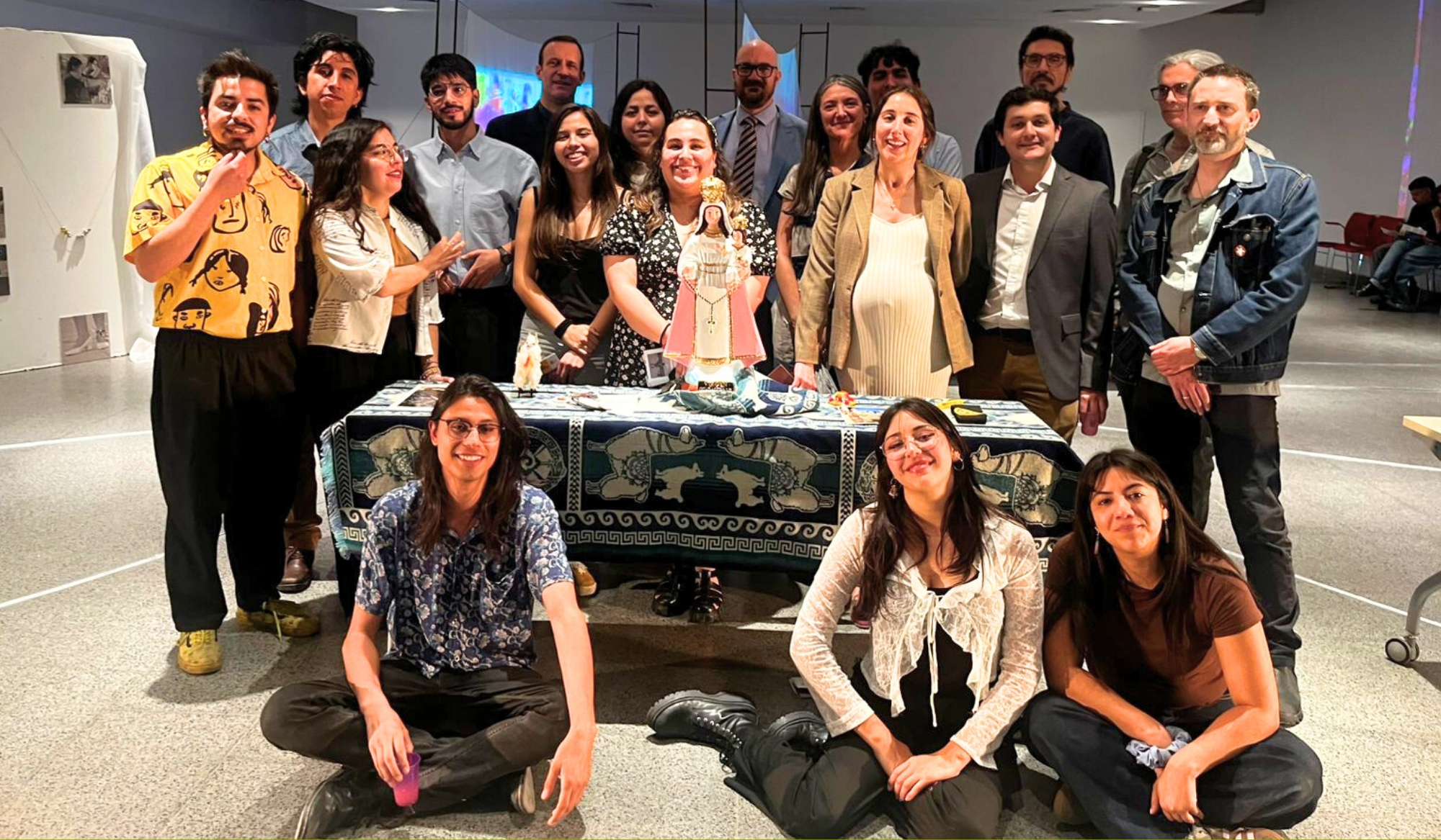 Grupo de participantes de residencia Ayquina sonriendo