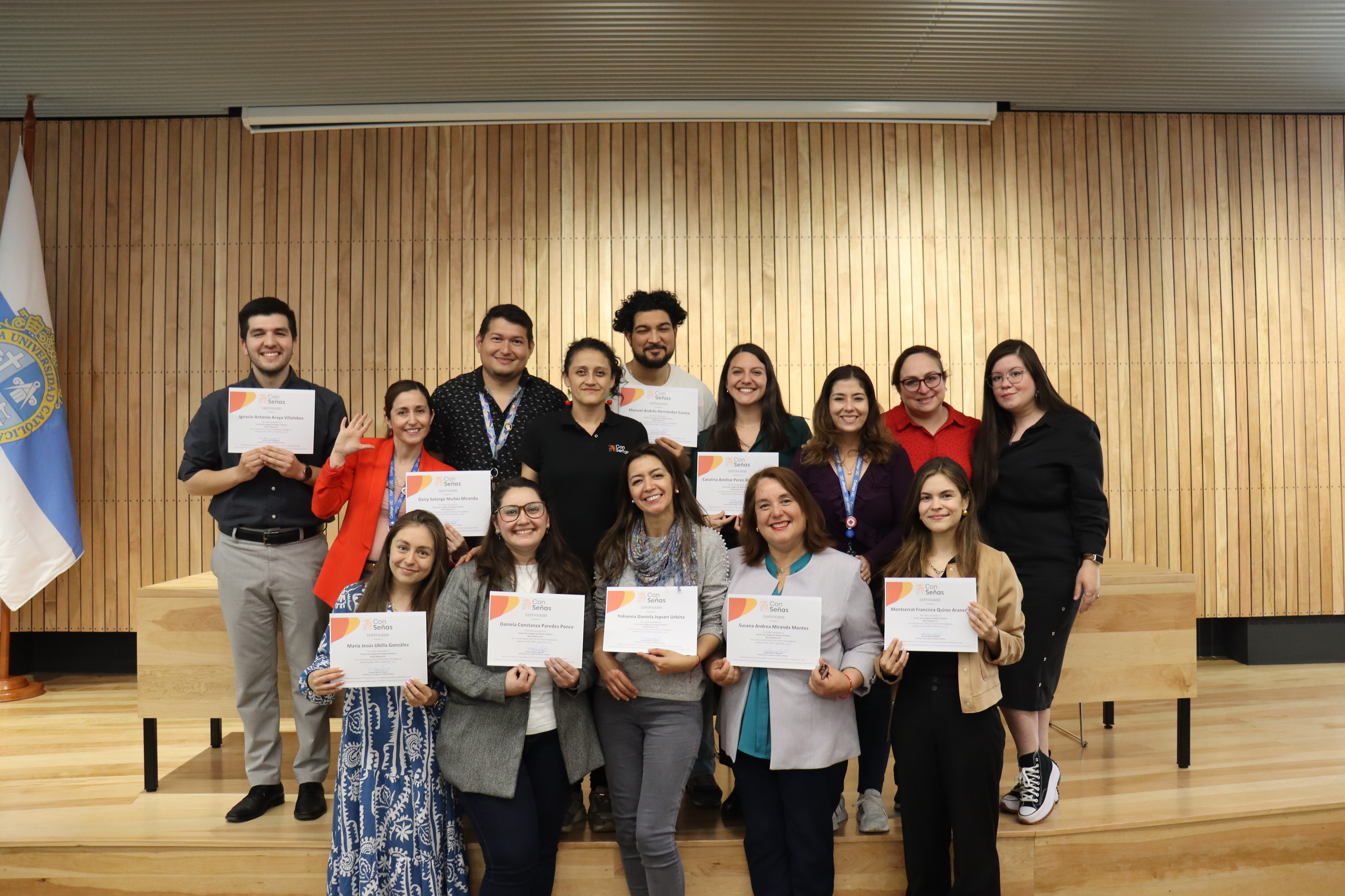Los once participantes del curso de lengua de señas con sus diplomas junto a su profesora.