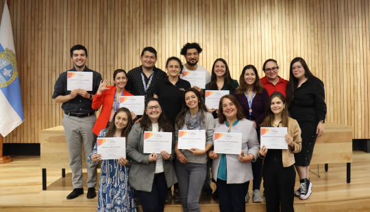 Los once participantes del curso de lengua de señas con sus diplomas junto a su profesora.