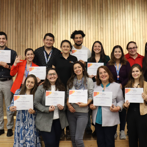 Los once participantes del curso de lengua de señas con sus diplomas junto a su profesora.