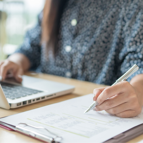 persona trabajando en computador, plano de sus manos.