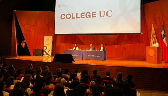 Auditorio y testera en la ceremonia de graduación College UC