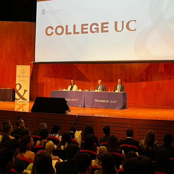 Auditorio y testera en la ceremonia de graduación College UC