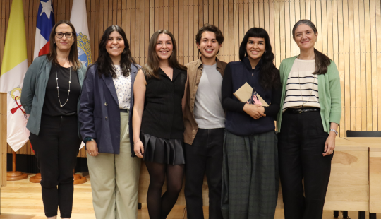 Estudiantes realizadores del documental con autoridades de College UC