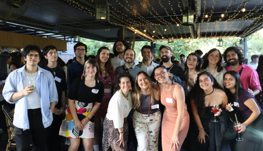 Encuentro de Egresados 2025, grupo de egresados sonríe