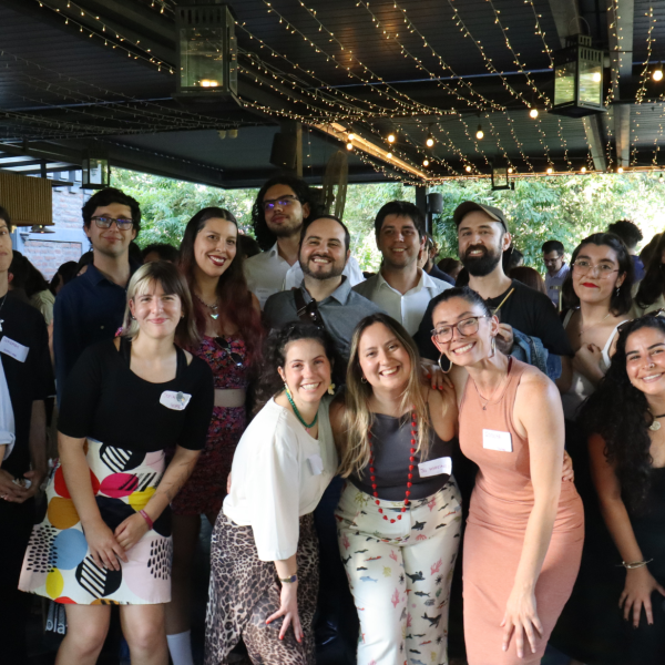 Encuentro de Egresados 2025, grupo de egresados sonríe