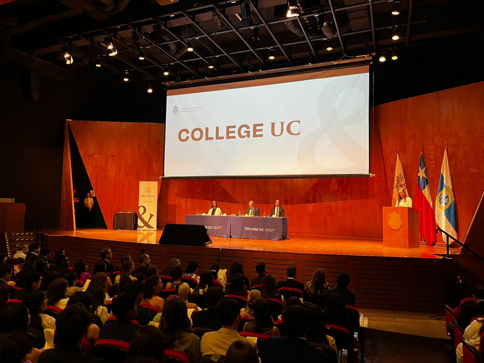 Auditorio y testera en la ceremonia de graduación College UC