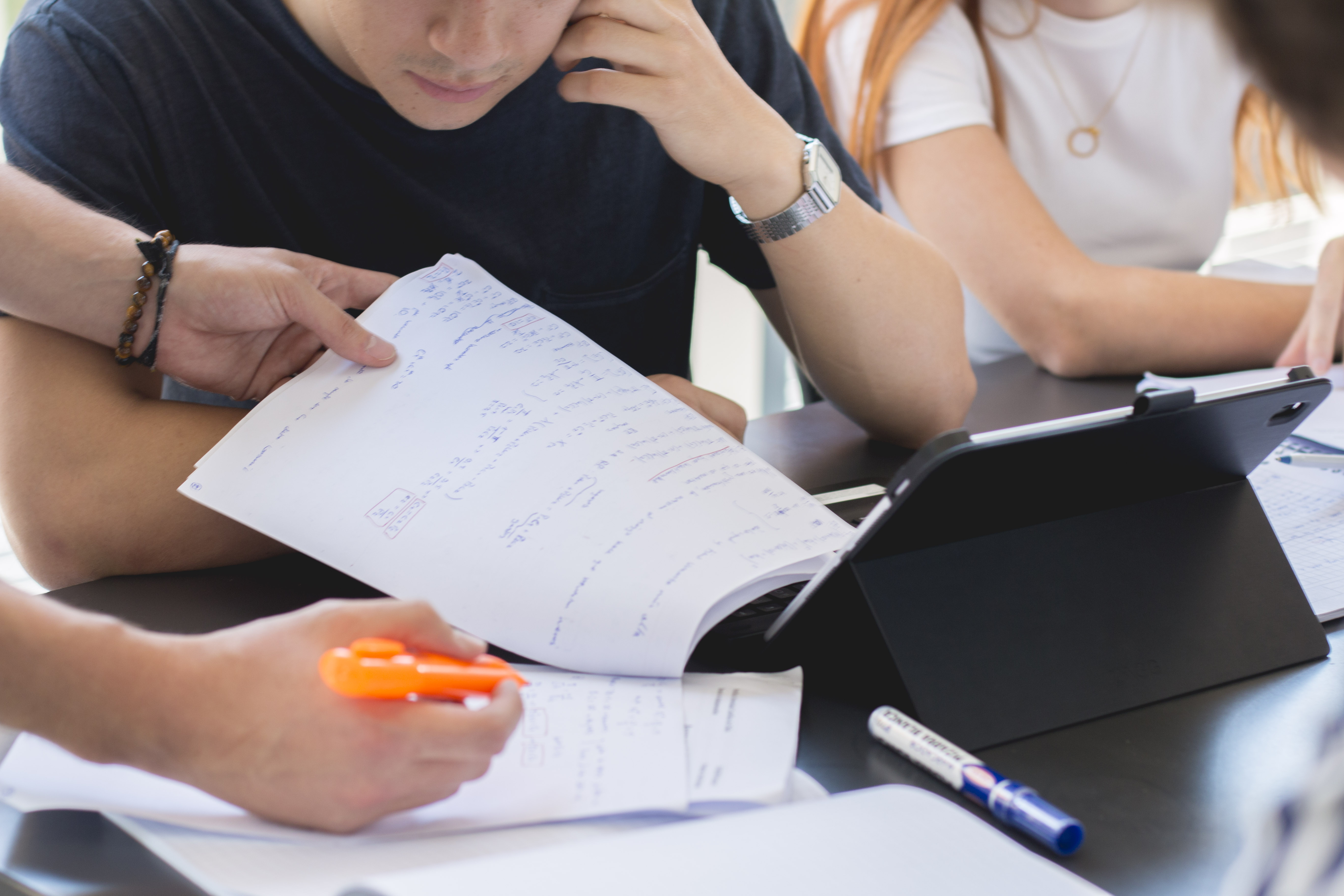 Cuadernos y estudiantes en primer plano